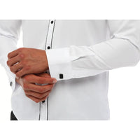 Camisa masculina de smoking com colarinho wingtip, branca com detalhes em preto e punho duplo, estilo clássico para jantar.