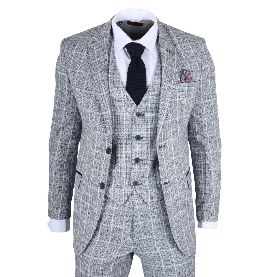 Terno xadrez cinza com camisa branca, gravata preta e lenço de bolso sobre fundo branco.
