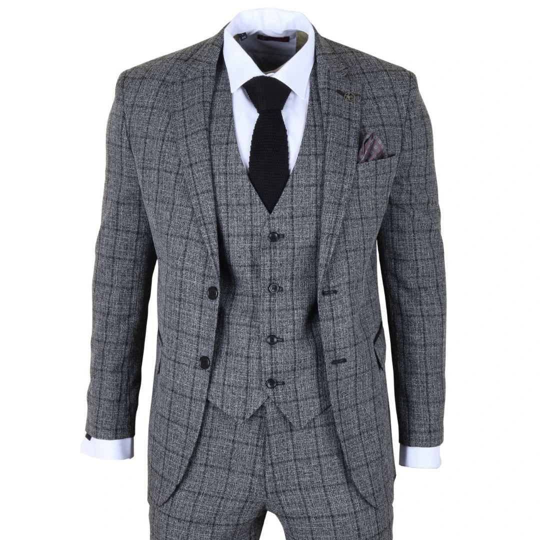 Terno xadrez cinza com camisa branca, gravata preta e lenço de bolso sobre fundo branco.
