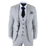 Terno xadrez cinza com gravata preta e lenço de bolso roxo sobre fundo branco.