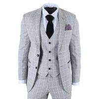 Terno xadrez cinza com gravata preta e lenço de bolso roxo sobre fundo branco.