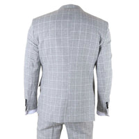 Terno masculino cinza de três peças com estampa xadrez e corte sob medida.