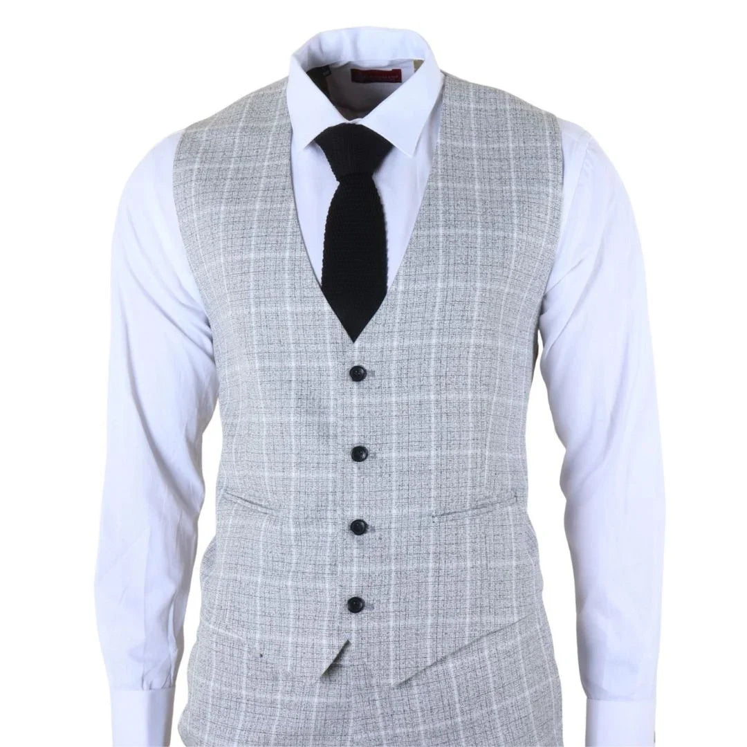 Terno masculino cinza de três peças com estampa xadrez e corte sob medida.