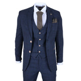 Terno xadrez azul com gravata e lenço de bolso sobre fundo branco.