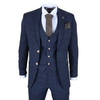 Terno xadrez azul com gravata e lenço de bolso sobre fundo branco.