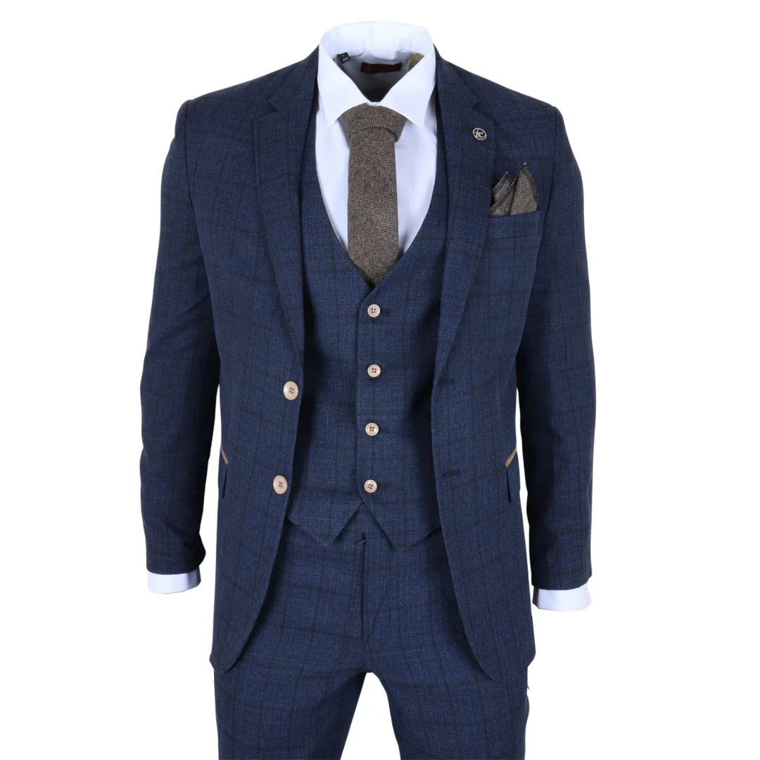 Terno xadrez azul com gravata e lenço de bolso sobre fundo branco.
