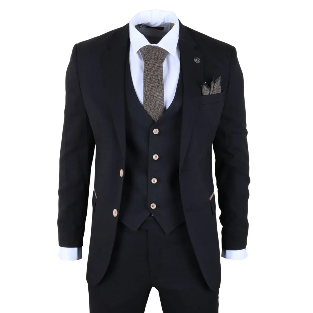 Terno preto de três peças com gravata e lenço de bolso sobre fundo branco.