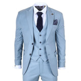 Terno azul claro com camisa branca, gravata escura e lenço de bolso sobre fundo branco.