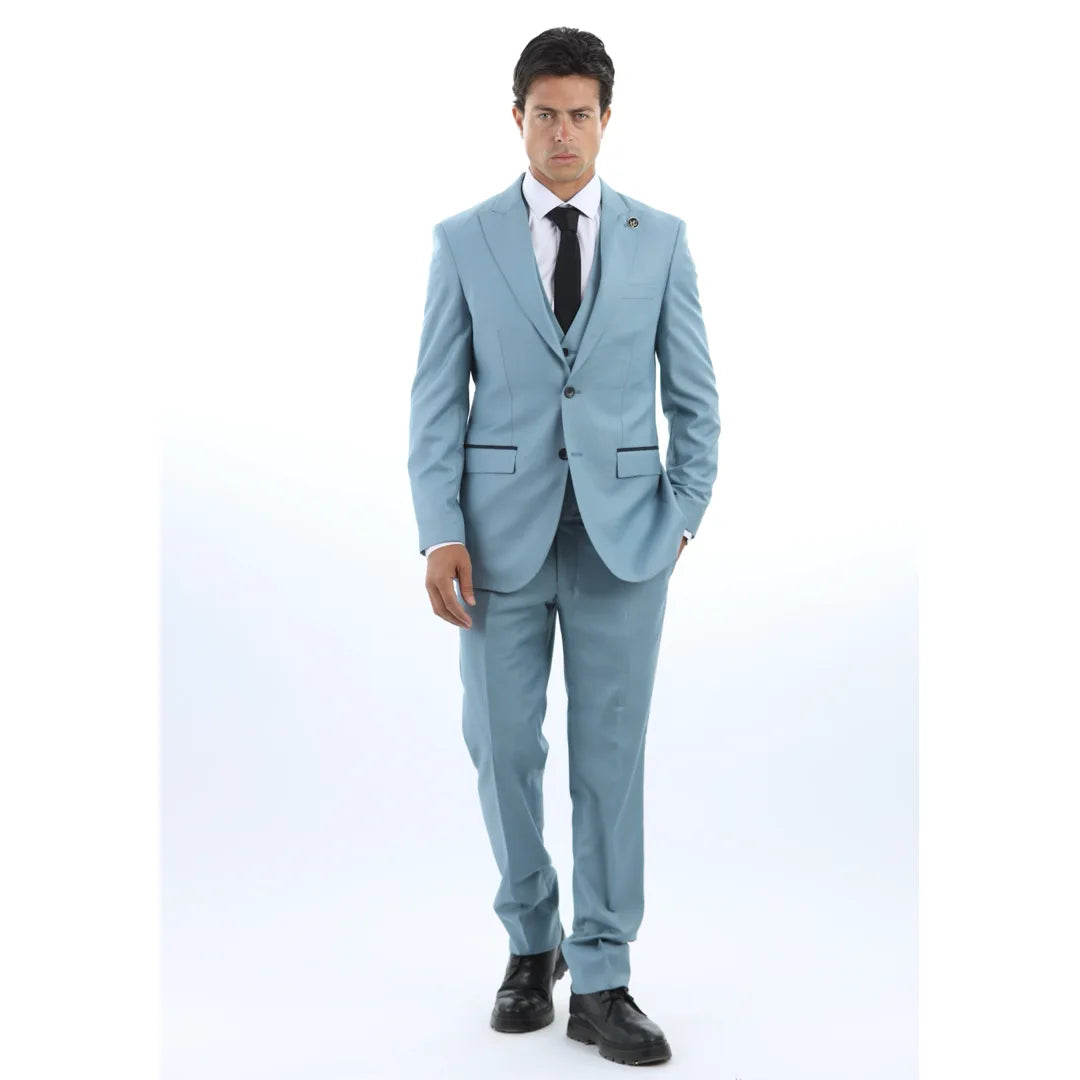 Homem vestindo terno azul claro com camisa branca e gravata preta sobre fundo branco