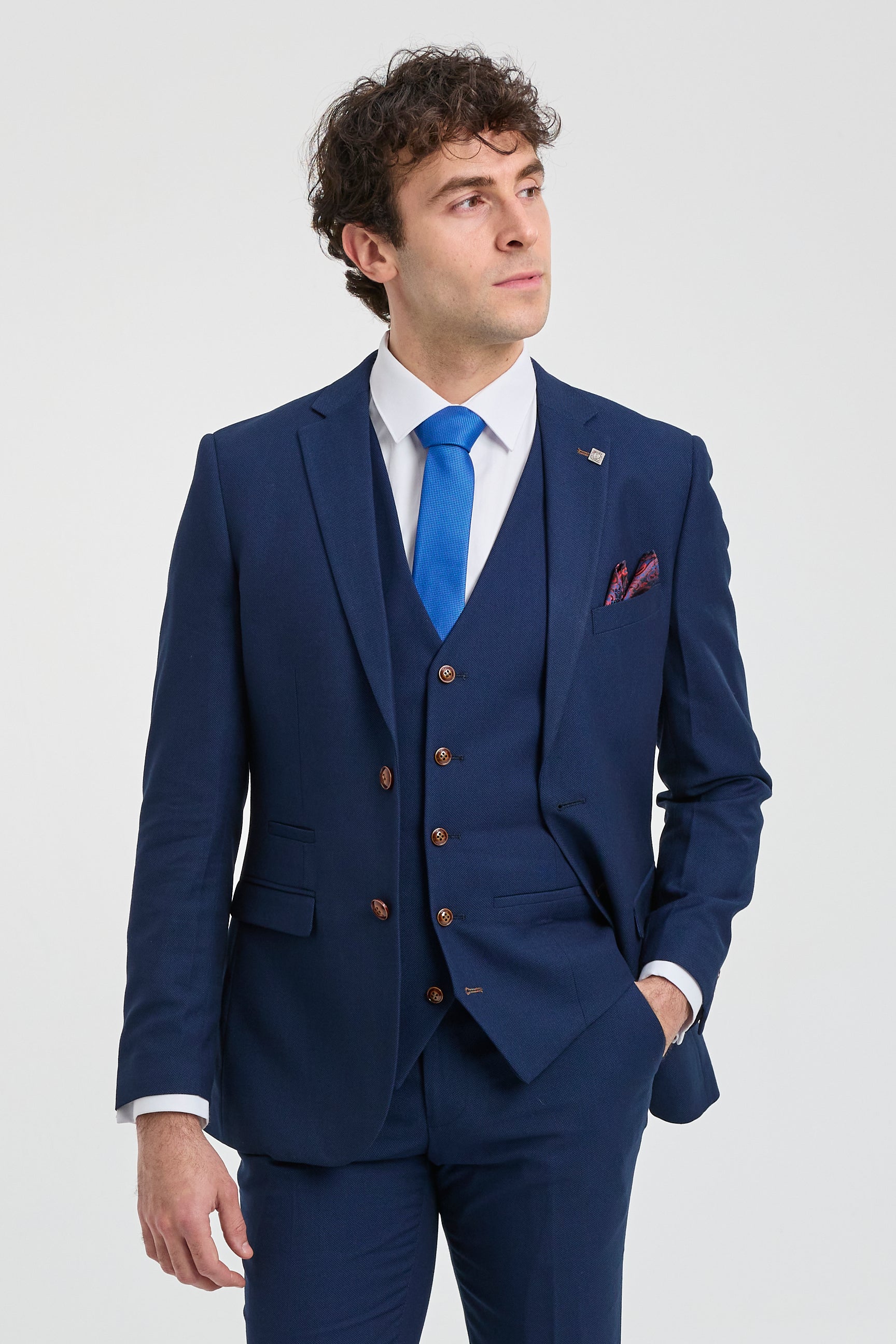 Terno masculino azul-marinho de 3 peças com detalhes em marrom, estampa clássica olho de pássaro vintage, ideal para casamento e noivo.