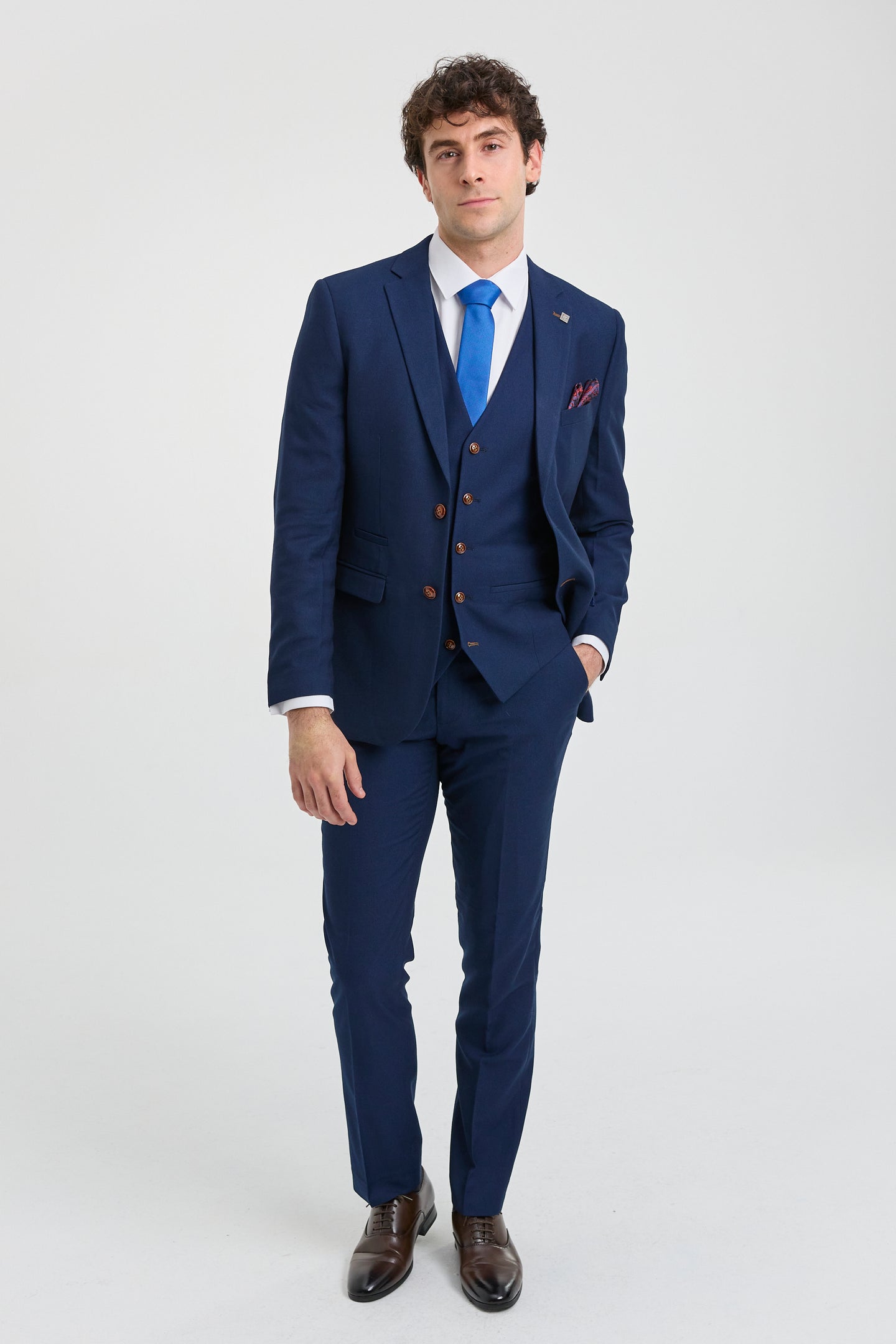 Terno masculino azul-marinho de 3 peças com detalhes em marrom, estampa clássica olho de pássaro vintage, ideal para casamento e noivo.