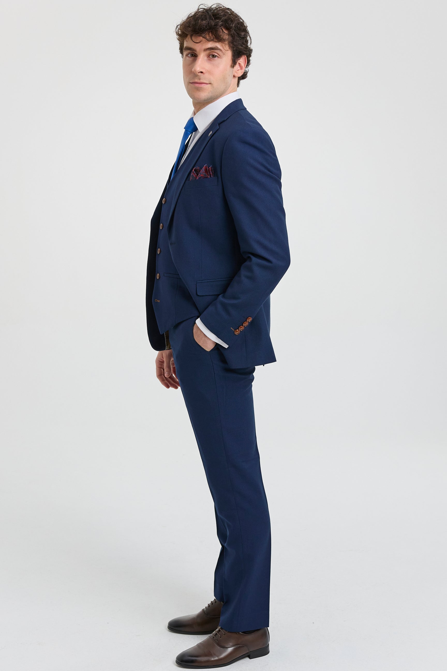 Terno masculino azul-marinho de 3 peças com detalhes em marrom, estampa clássica olho de pássaro vintage, ideal para casamento e noivo.