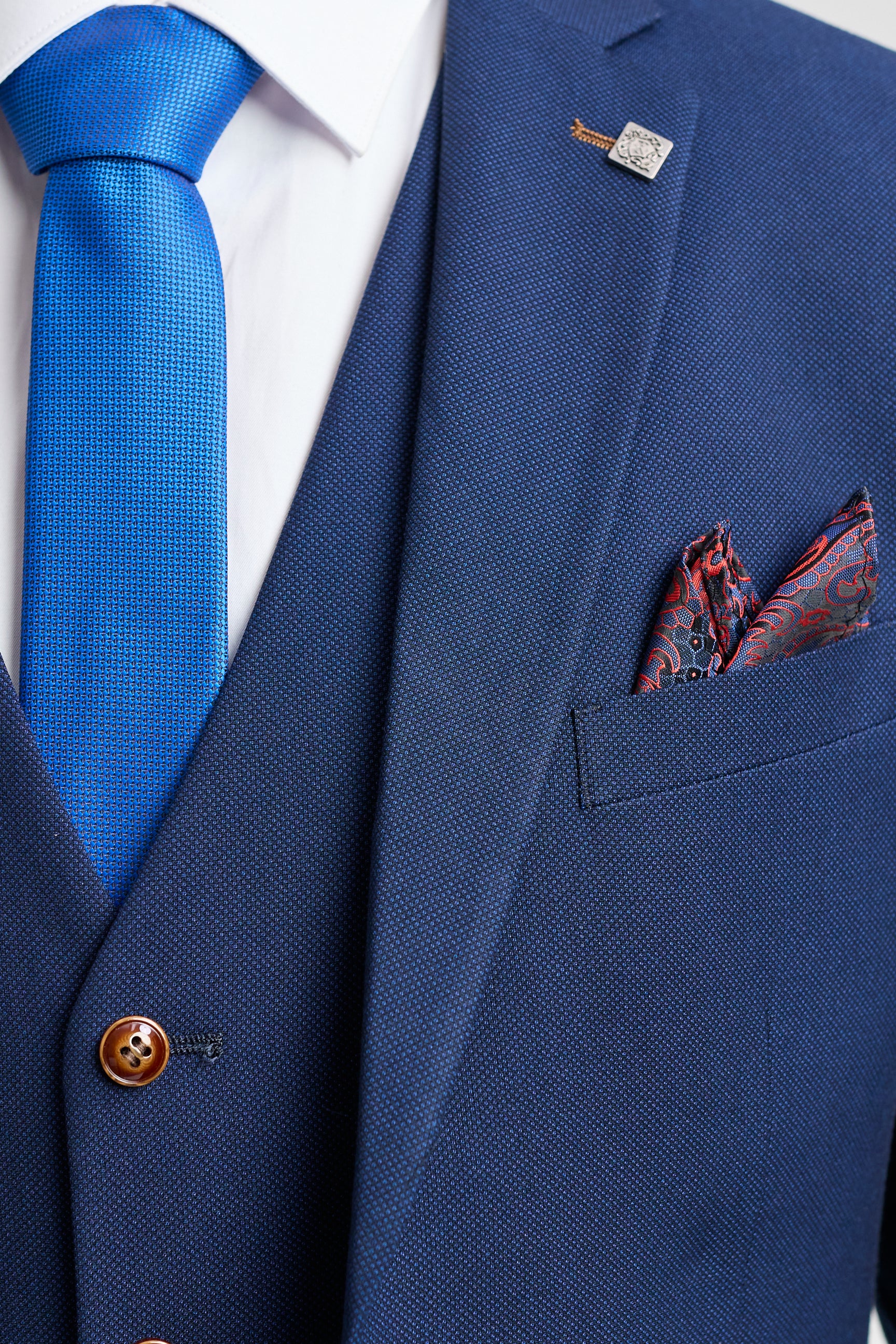 Terno masculino azul-marinho de 3 peças com detalhes em marrom, estampa clássica olho de pássaro vintage, ideal para casamento e noivo.