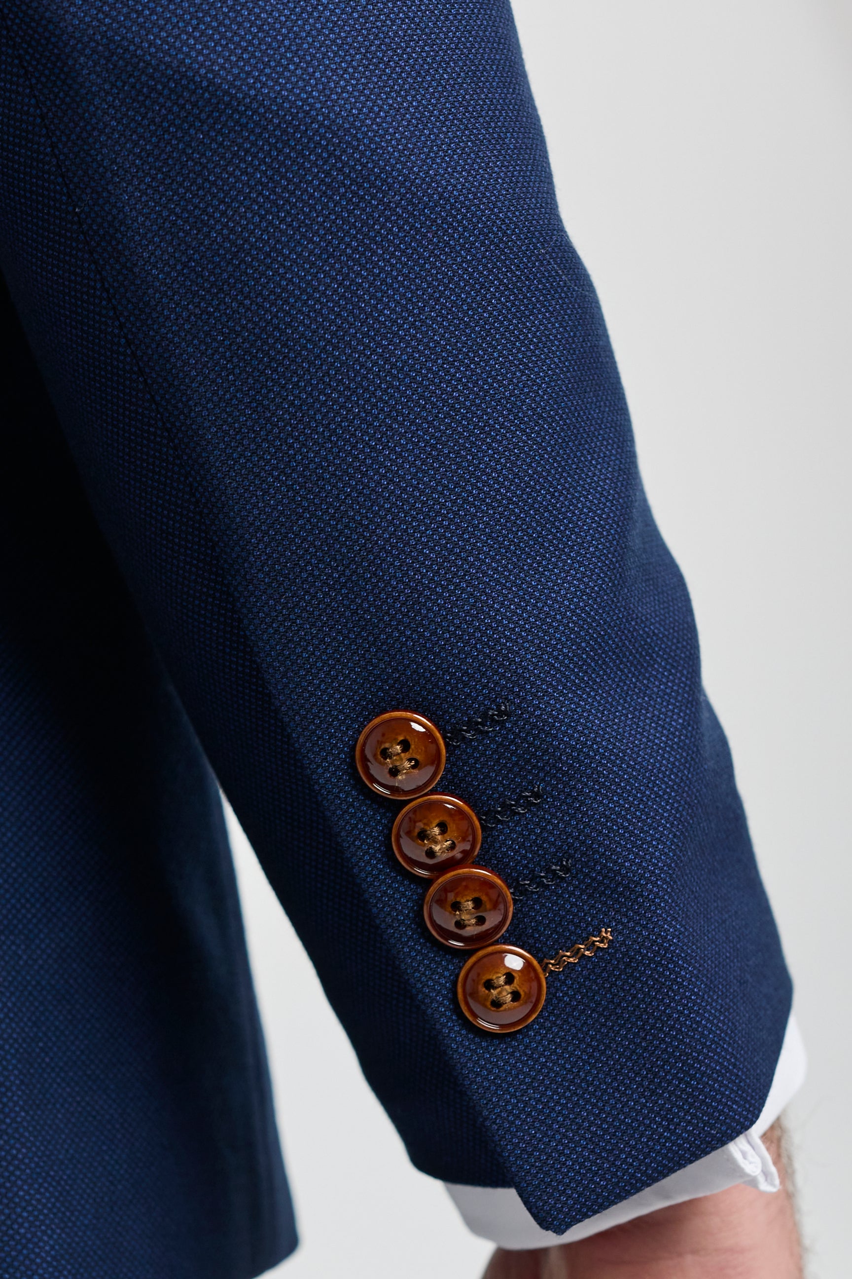 Terno masculino azul-marinho de 3 peças com detalhes em marrom, estampa clássica olho de pássaro vintage, ideal para casamento e noivo.