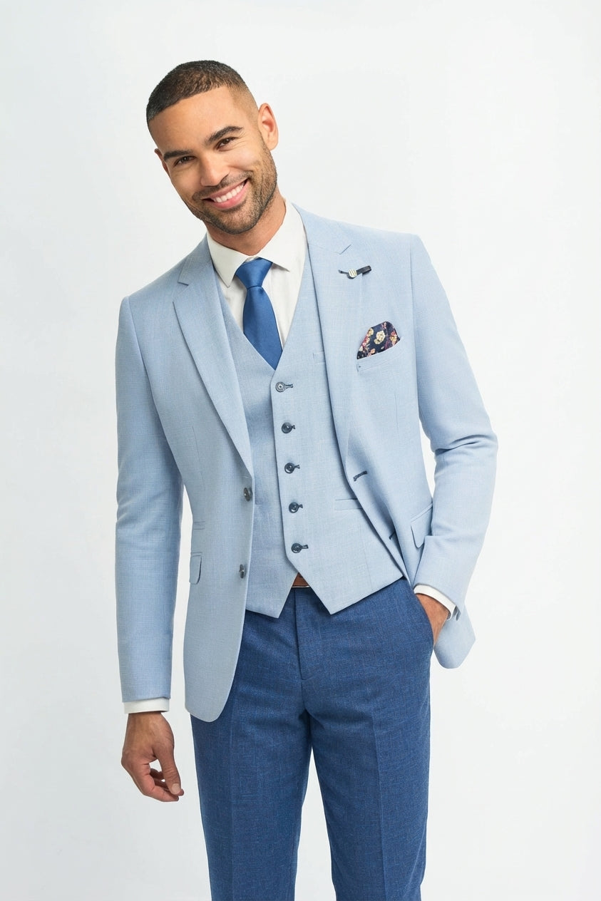 Terno masculino de linho azul-celeste para casamento no verão, com calça azul-marinho.