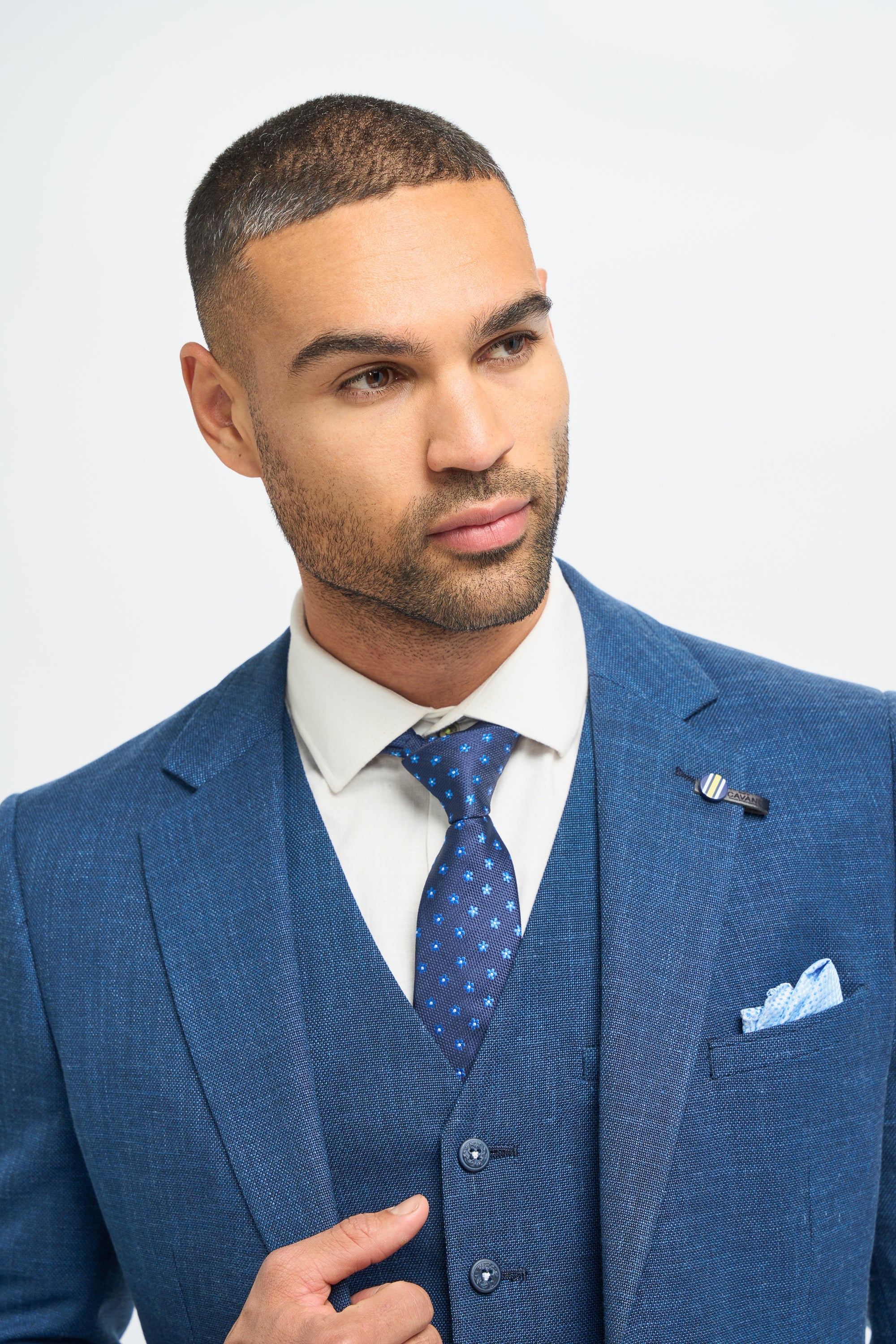 Terno masculino azul de linho para o verão
