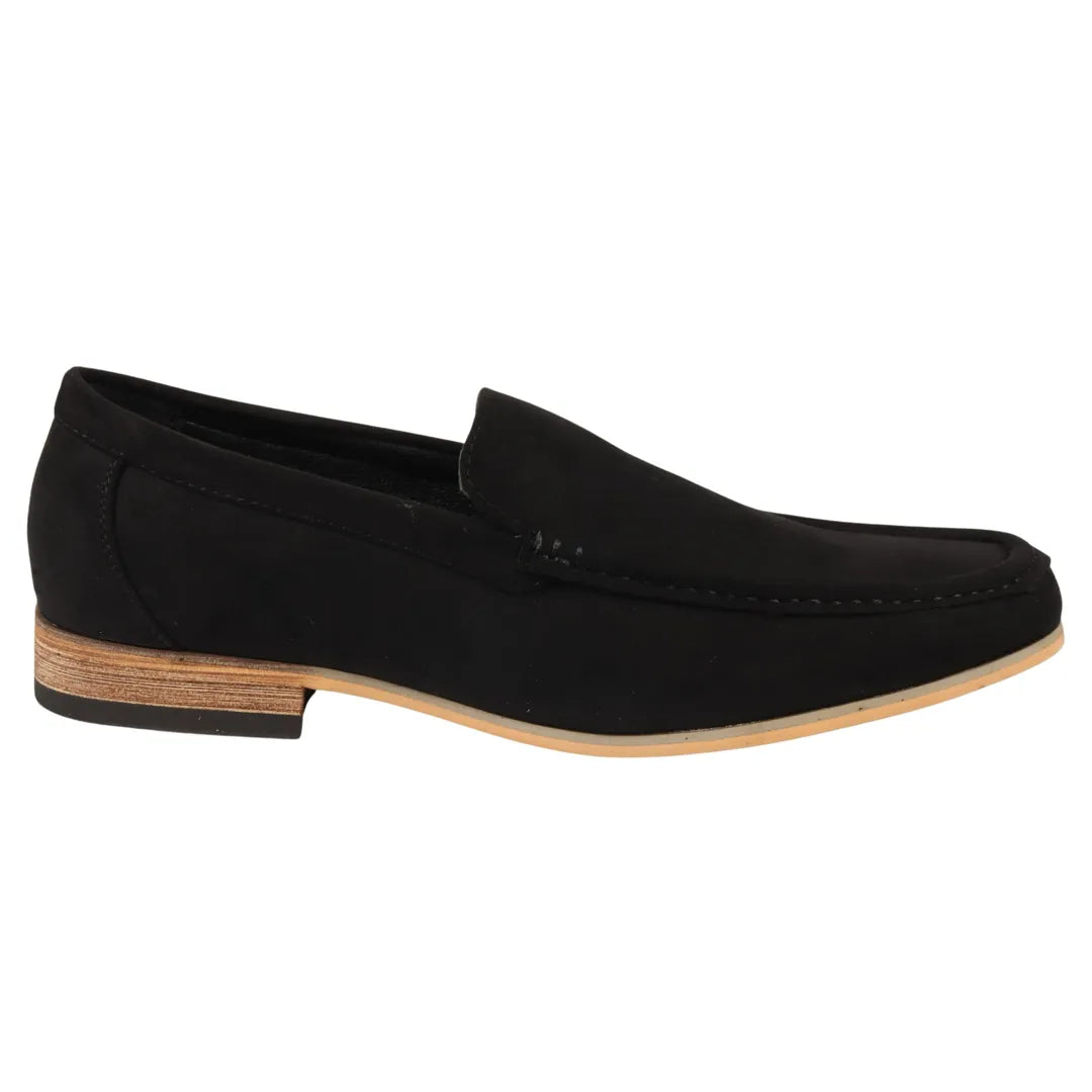 Mocassins masculinos de camurça preta leve, sem fecho.