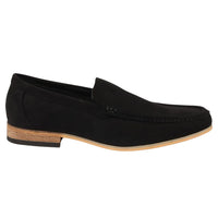 Mocassins masculinos de camurça preta leve, sem fecho.