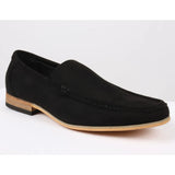 Mocassins masculinos de camurça preta leve, sem fecho.