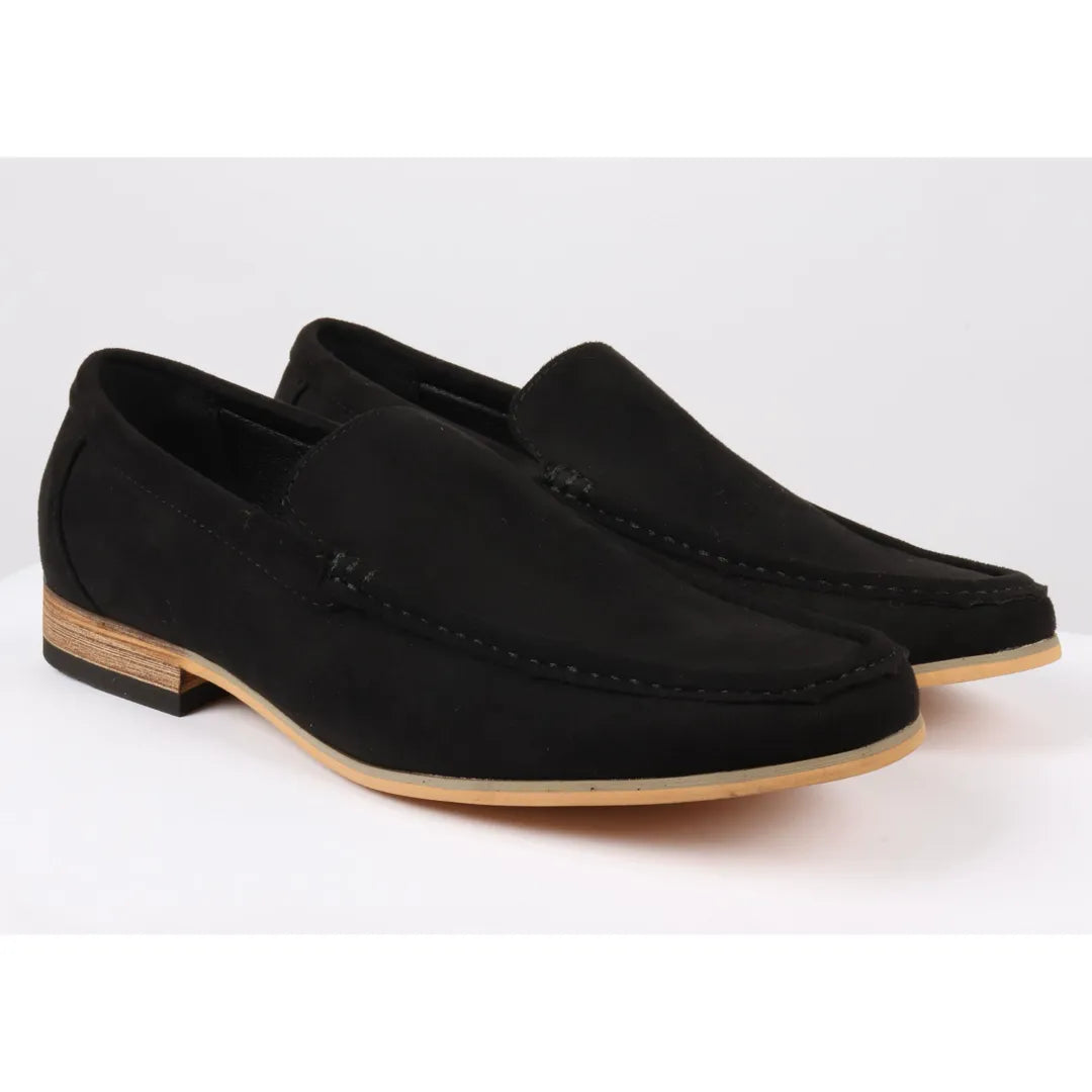 Mocassins masculinos de camurça preta leve, sem fecho.