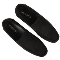 Mocassins masculinos de camurça preta leve, sem fecho.