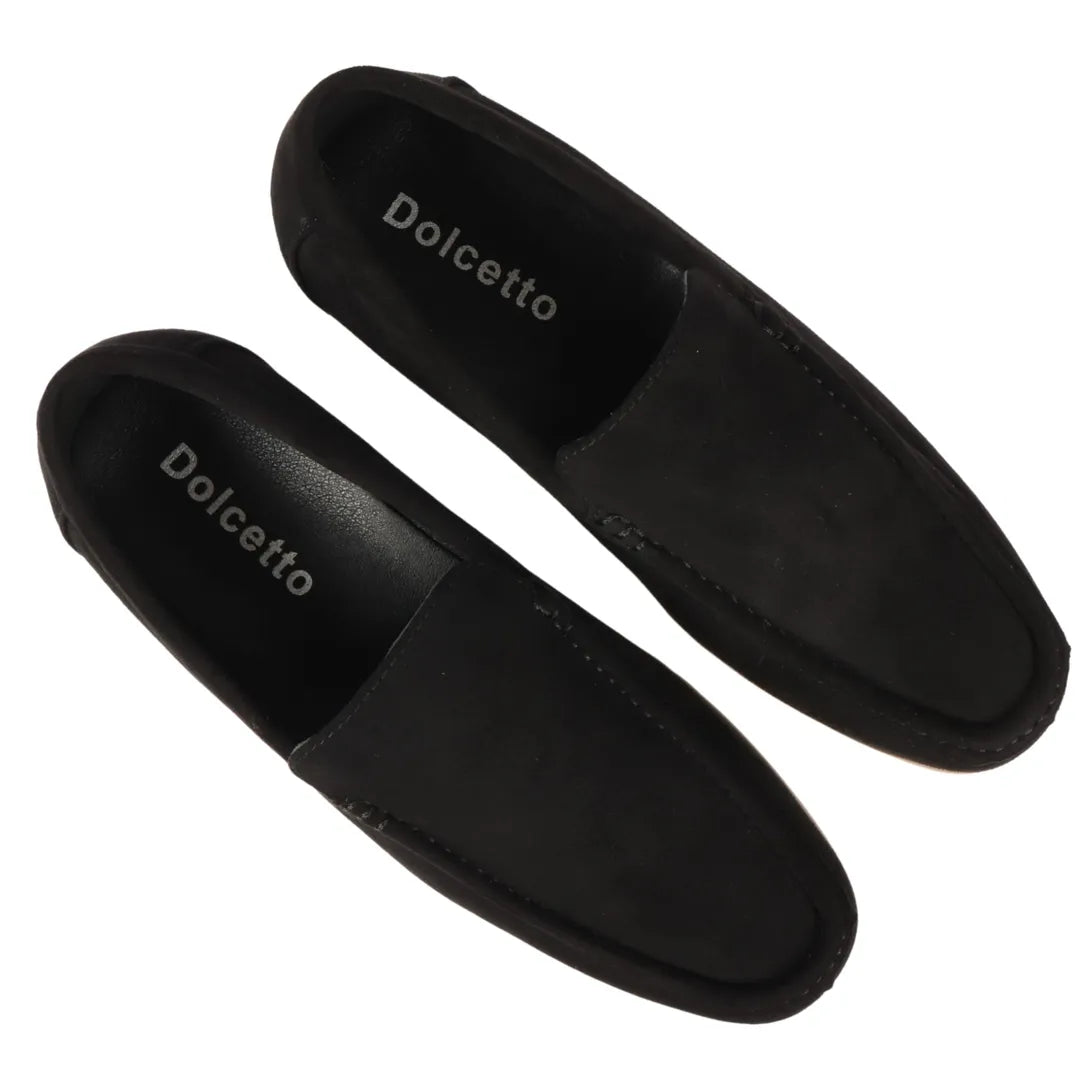 Mocassins masculinos de camurça preta leve, sem fecho.