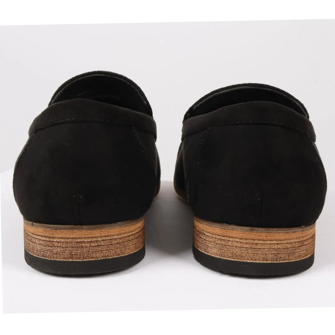 Mocassins masculinos de camurça preta leve, sem fecho.