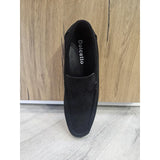 Mocassins masculinos de camurça preta leve, sem fecho.