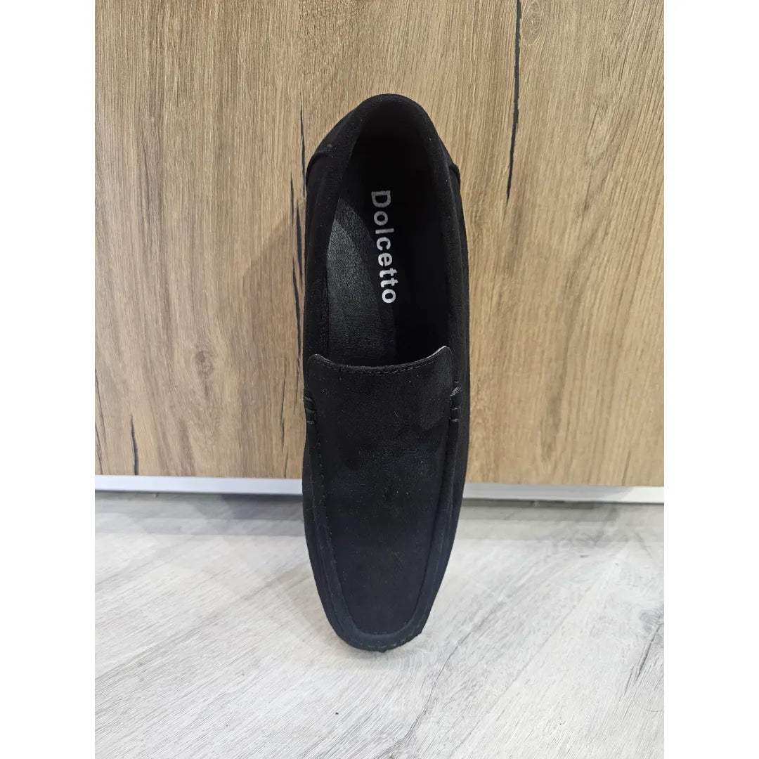 Mocassins masculinos de camurça preta leve, sem fecho.