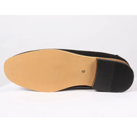 Mocassins masculinos de camurça preta leve, sem fecho.