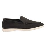 Mocassins masculinos de camurça preta, modelo slip-on, confortáveis.
