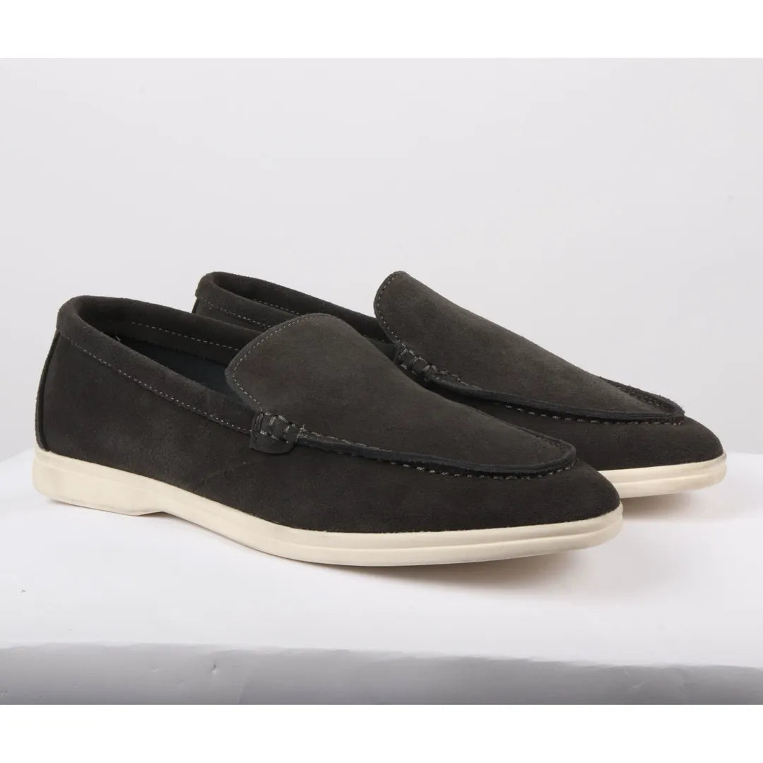 Mocassins masculinos de camurça preta, modelo slip-on, confortáveis.