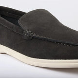 Mocassins masculinos de camurça preta, modelo slip-on, confortáveis.