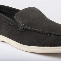 Mocassins masculinos de camurça preta, modelo slip-on, confortáveis.
