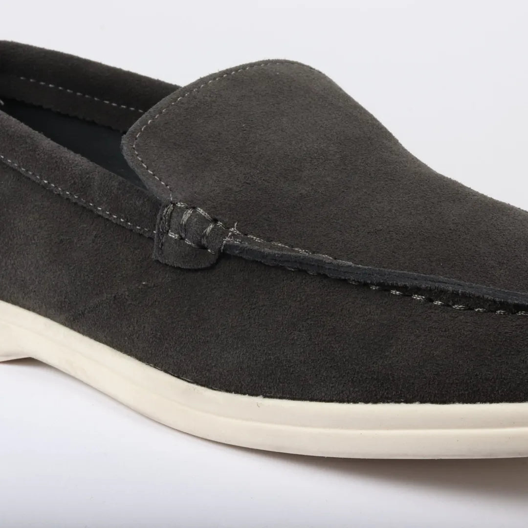 Mocassins masculinos de camurça preta, modelo slip-on, confortáveis.
