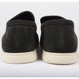 Mocassins masculinos de camurça preta, modelo slip-on, confortáveis.