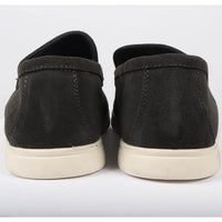 Mocassins masculinos de camurça preta, modelo slip-on, confortáveis.