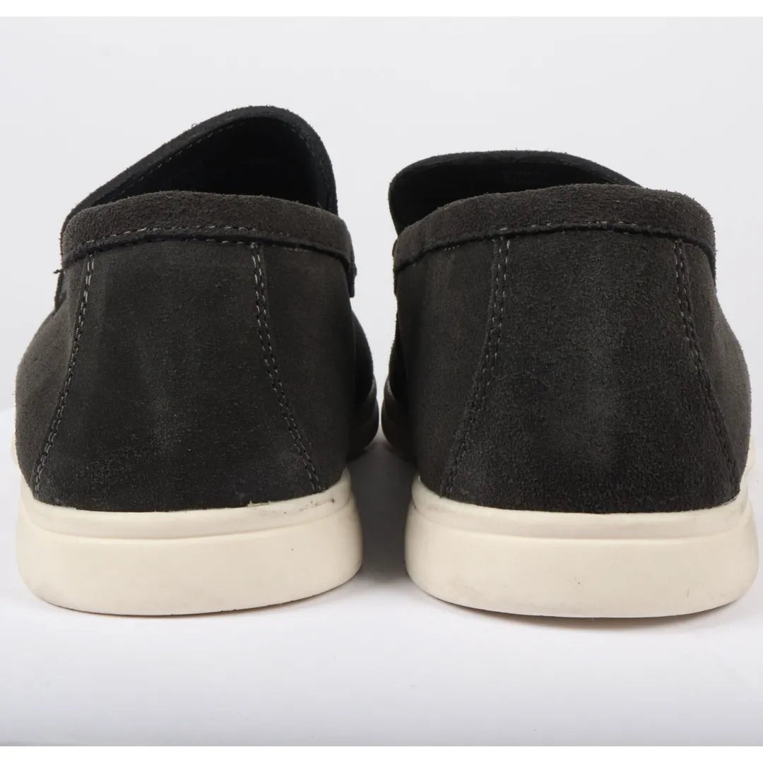 Mocassins masculinos de camurça preta, modelo slip-on, confortáveis.