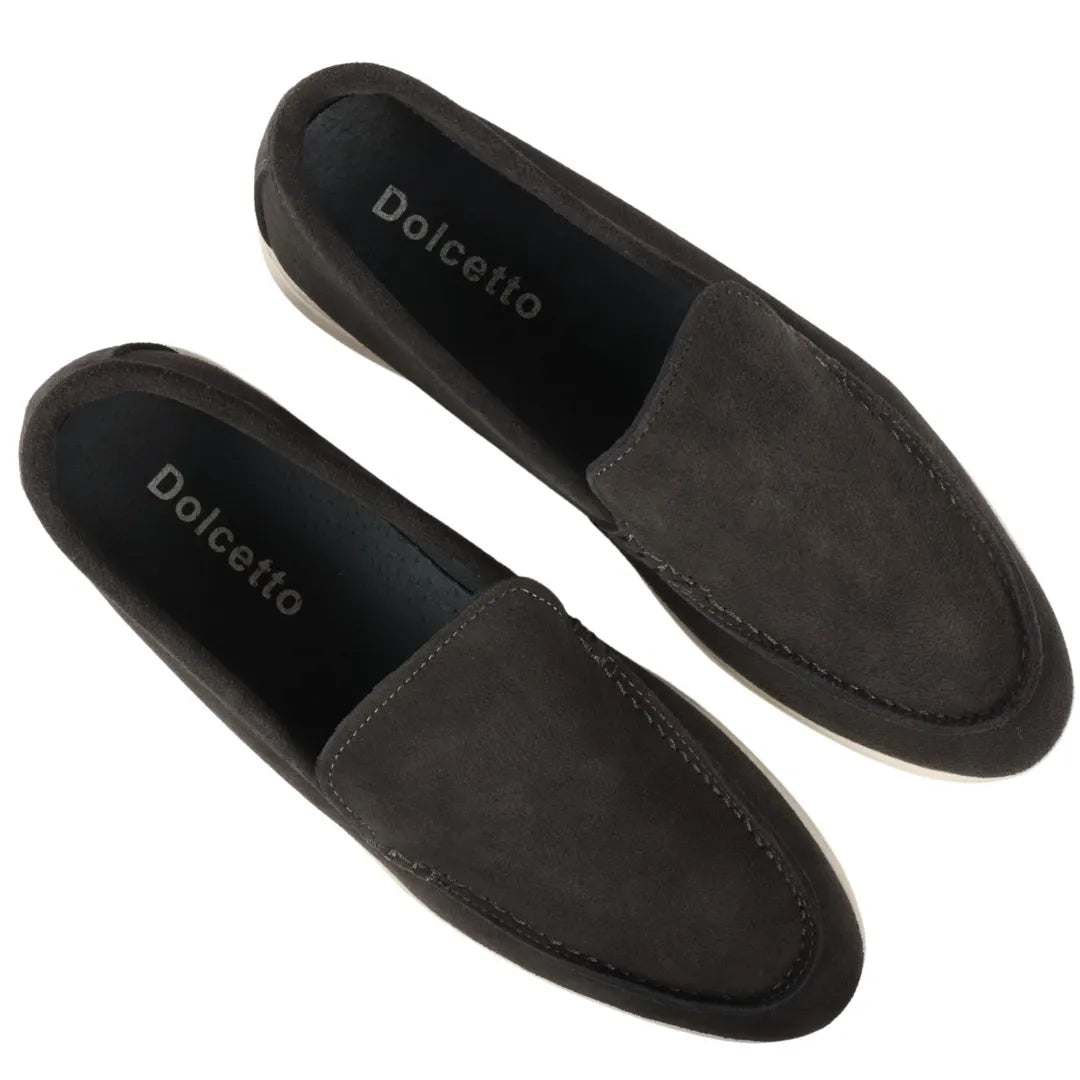 Mocassins masculinos de camurça preta, modelo slip-on, confortáveis.