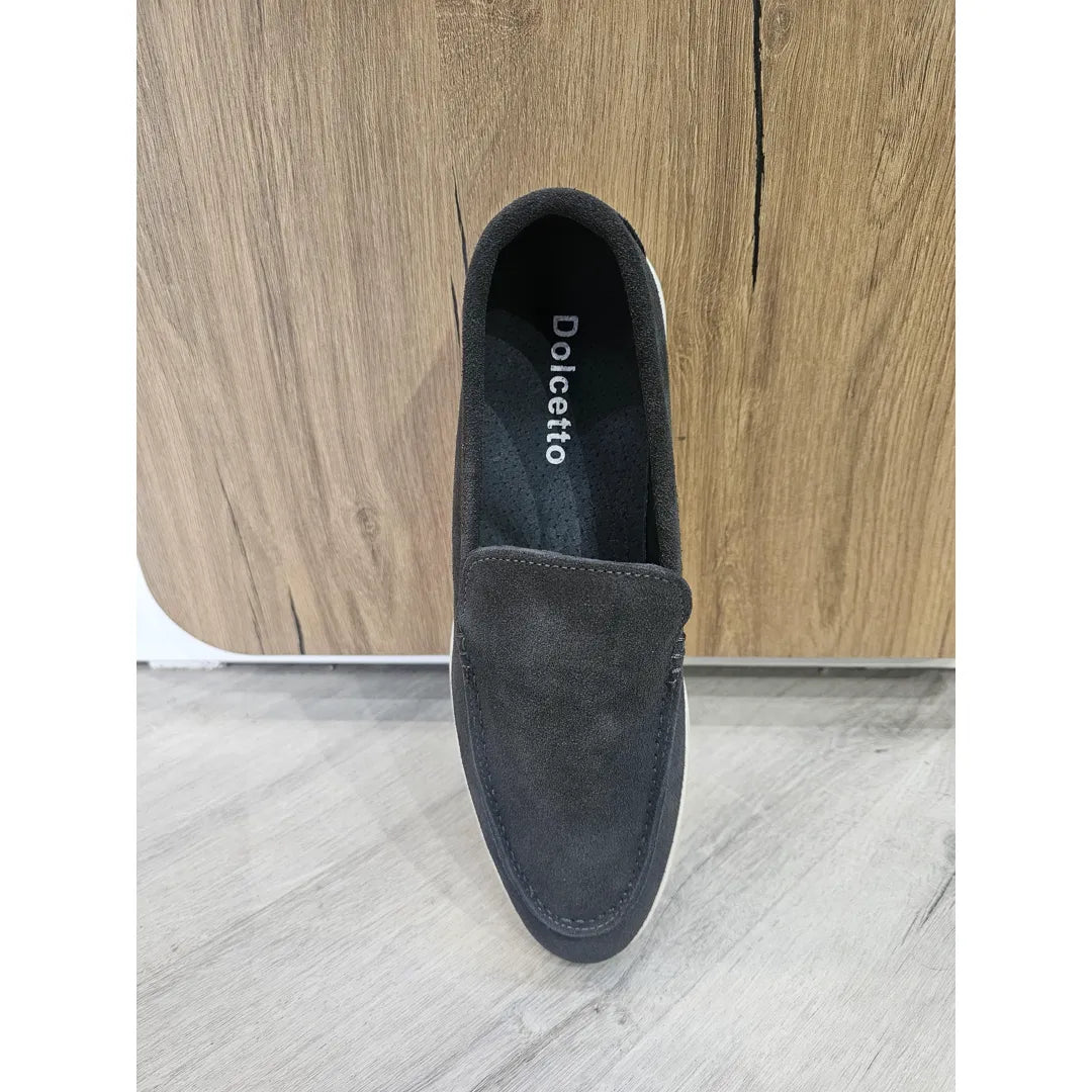 Mocassins masculinos de camurça preta, modelo slip-on, confortáveis.