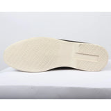 Mocassins masculinos de camurça preta, modelo slip-on, confortáveis.