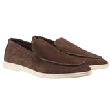 Mocassins masculinos de camurça marrom, modelo slip-on, confortáveis.