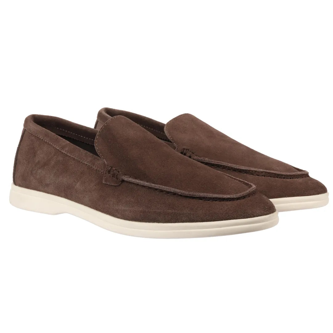 Mocassins masculinos de camurça marrom, modelo slip-on, confortáveis.