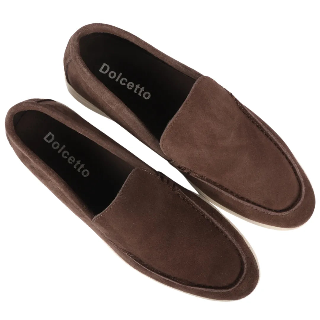 Mocassins masculinos de camurça marrom, modelo slip-on, confortáveis.
