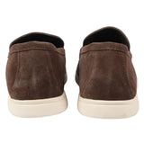Mocassins masculinos de camurça marrom, modelo slip-on, confortáveis.