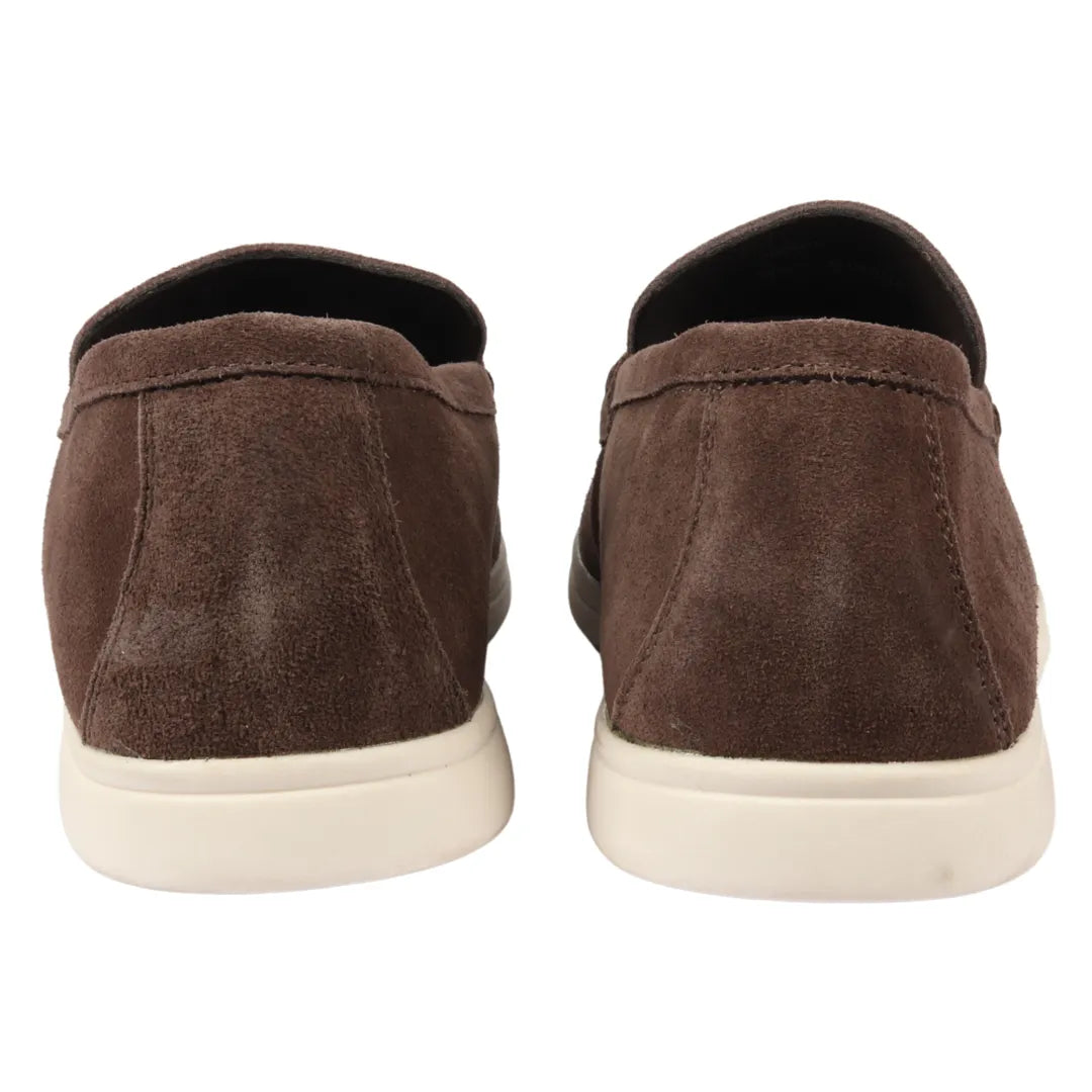 Mocassins masculinos de camurça marrom, modelo slip-on, confortáveis.