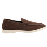 Mocassins masculinos de camurça marrom, modelo slip-on, confortáveis.