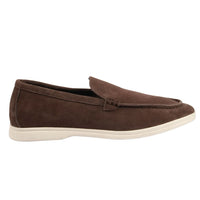 Mocassins masculinos de camurça marrom, modelo slip-on, confortáveis.