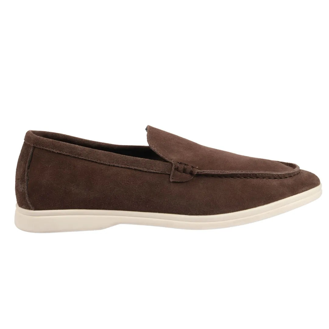 Mocassins masculinos de camurça marrom, modelo slip-on, confortáveis.