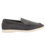 Mocassins masculinos de camurça cinza, modelo slip-on, confortáveis e sem fecho.